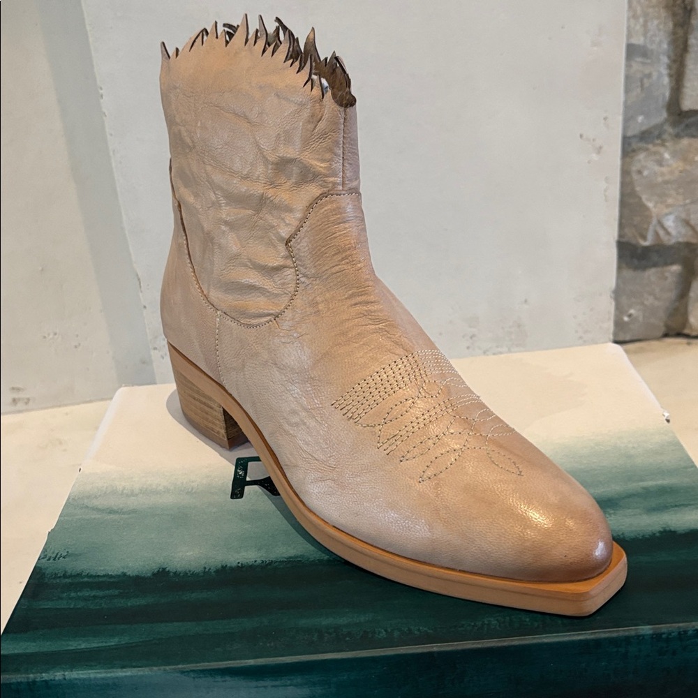ROAN by Bed Stu Diabolical New in Box Light Tan Leather Ankle Boots Size 9